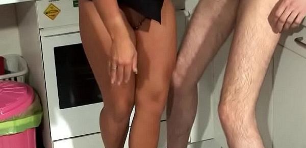 Sexy Susi bläst Amateur den Schwanz und lässt ihn ficken